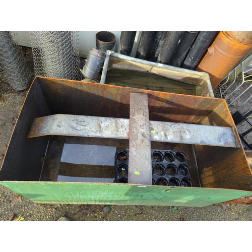 66 - Green open-topped metal water tank. W123cm D62cm H59cm.