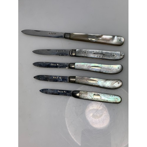 291 - Five silver and mother-of-pearl fruit knives, Thomas Marples, Sheffield late 19th to early 20th cent... 