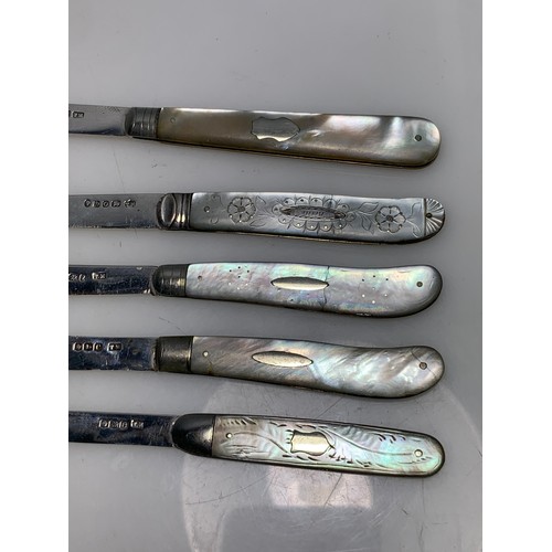 291 - Five silver and mother-of-pearl fruit knives, Thomas Marples, Sheffield late 19th to early 20th cent... 