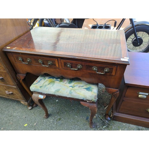 414 - Mahogany veneered desk with two brass handled drawers, on cabriole legs W89 x D51 x H77cm