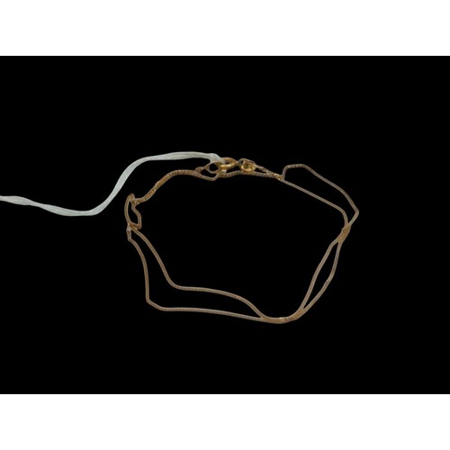 37 - 9ct gold fine curb link neck chain, Italian registry mark, 0.96 gram