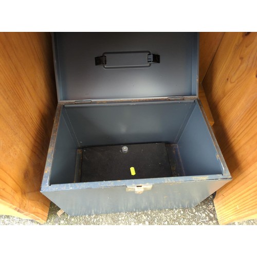 389 - Metal filing box + key box (2 x keys)