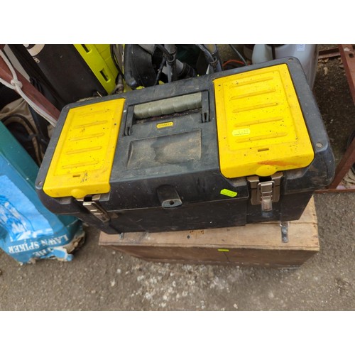 404 - 1 x Wooden toolbox + 1 x Plastic toolbox&nbsp;