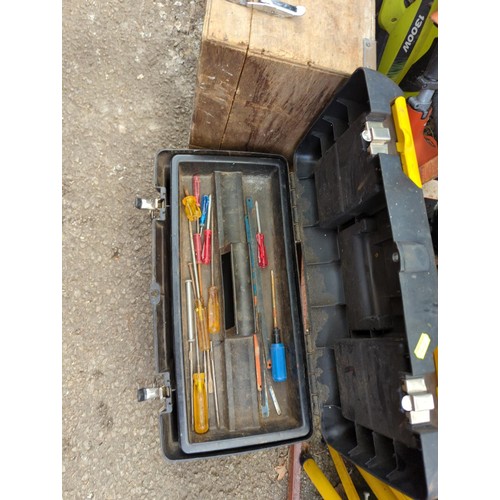 404 - 1 x Wooden toolbox + 1 x Plastic toolbox&nbsp;