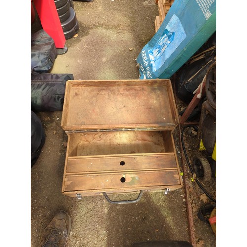 404 - 1 x Wooden toolbox + 1 x Plastic toolbox&nbsp;