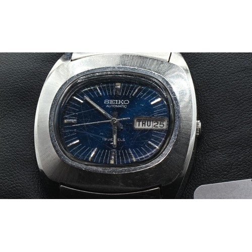 12 - Seiko gents automatic wristwatch, the blue dial with applied baton markers and day/date aperture, 19... 