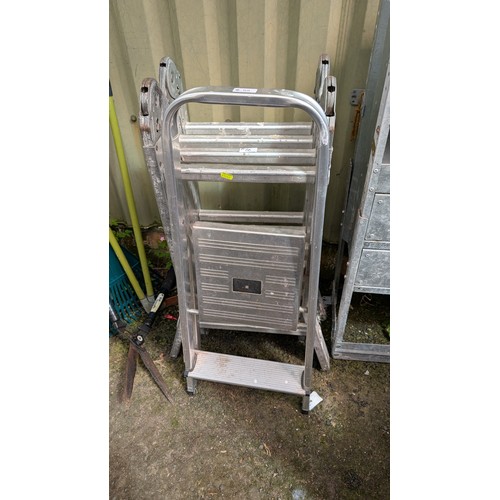 117 - 1 x 2-step ladder + 1 x folding ladder (H360cm). 