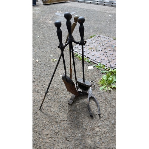 122 - Companion set. Stand - H56 cm.