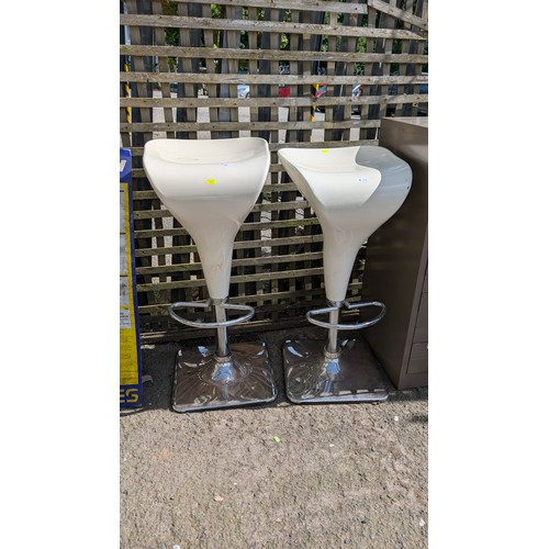 126 - Pair of adjustable modern bar/kitchen stools. H 82cm fully raised.