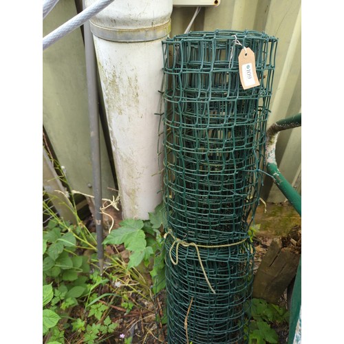 109 - Green plastic garden fencing wire of unknown length. W104cm.&nbsp;