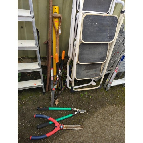 115 - Quantity of long- and short-handled tools inc. breaker bar, spirit level and shears.&nbsp;