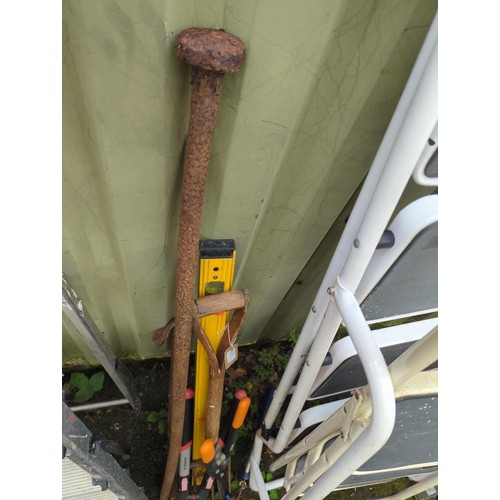 115 - Quantity of long- and short-handled tools inc. breaker bar, spirit level and shears.&nbsp;