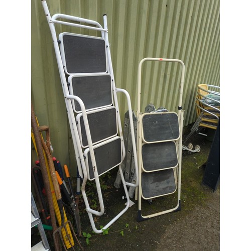 116 - 2 x step ladders, 1 x Taurus + 1 X Coopers.&nbsp;