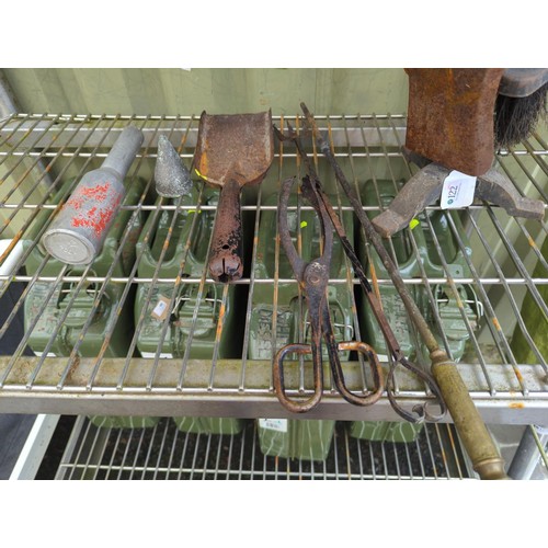 122 - Companion set. Stand - H56 cm.