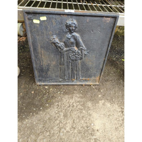 124 - Cast iron fire back with figurative detail. W40cm H40cm.&nbsp;