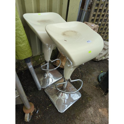 126 - Pair of adjustable modern bar/kitchen stools. H 82cm fully raised.