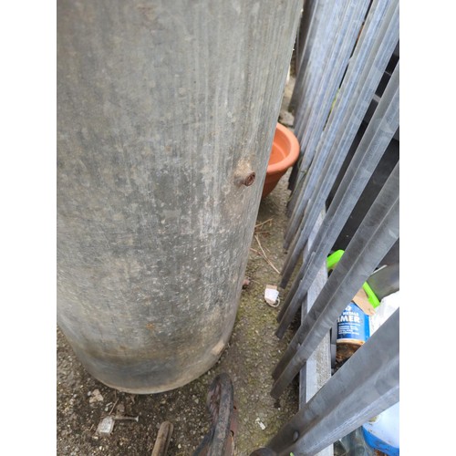 15 - Galvanised water tank with replacement lid. Dia 49cm H102cm.