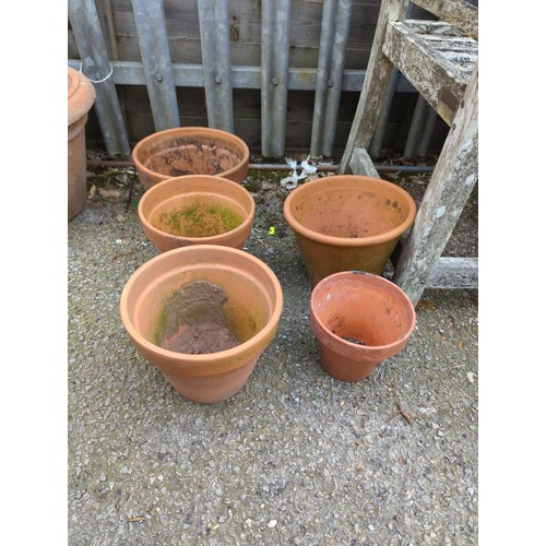 24 - 5 x terracotta pots of various sizes. Largest Dia 23cm H20cm.&nbsp;