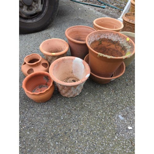 35 - 8 x terracotta + 1 x glazed planters. Largest Dia 31cm H31cm.&nbsp;