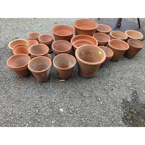 38 - 21 x terracotta pots. Largest Dia 20cm H17cm.&nbsp;