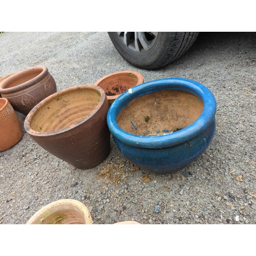 50 - 2 x terracotta + 1 x glazed pots. Largest Dia 29cm H25cm.&nbsp;