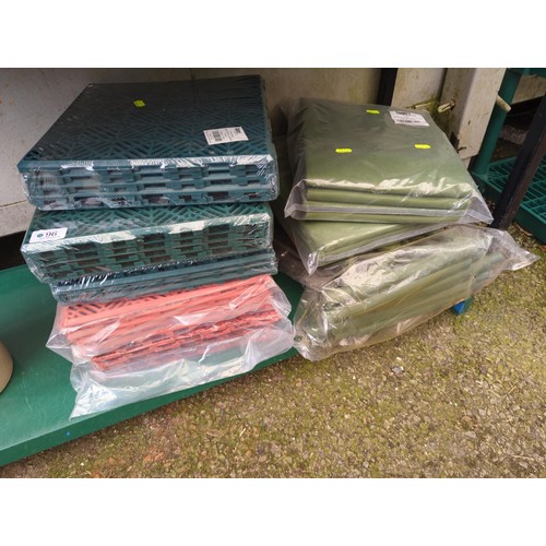 96 - 1 x build-up trellis + 2 x bush sack sets of 6: each bag 1m by 1.5m + 2 x sets of 5 non-slip boards ... 