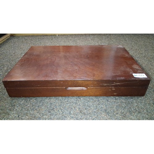 1269 - Viners 44-piece silver-plated cutlery canteen, comprising assorted forks, spoons and knives, present... 