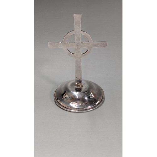 14 - Elizabeth II hammered silver altar cross, A McM, Birmingham 1998, height 11cm, 72.4 grams