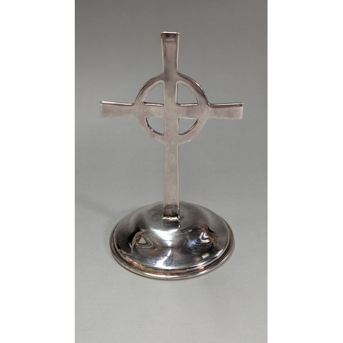 14 - Elizabeth II hammered silver altar cross, A McM, Birmingham 1998, height 11cm, 72.4 grams