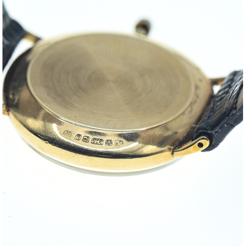 40 - Genève Gold 9ct gold cased gents quartz watch, the gold coloured dial with raised Roman numeral and ... 