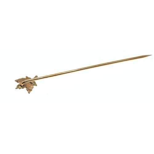 52 - Yellow metal maple leaf stick pin, stamped '10K', 0.9 gram