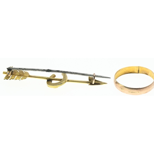 53 - Yellow metal arrow and horseshoe brooch, with a base metal pin, length 55mm, gross weight 2.44 grams... 