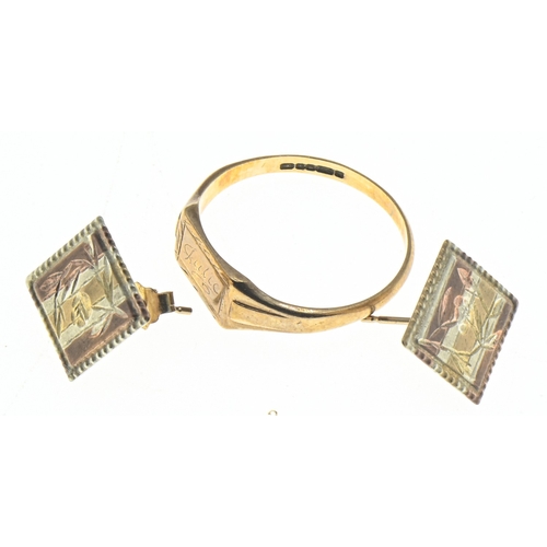 54 - 9ct gold hallmarked ring with plaque engraved 'Julie', size Q1/2, together with a pair of tri-colour... 
