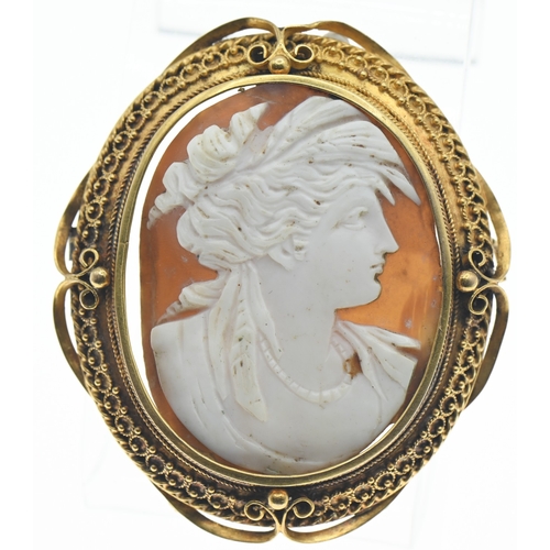 Yellow metal mounted cameo brooch, length 52mm, gross weight 15.2 grams, missing pin