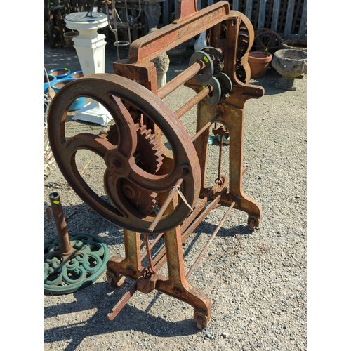 61 - Cast-iron hand-operated mangle or clothes wringer, the frame cast “THE REDDING MFG CO”, with geared ... 