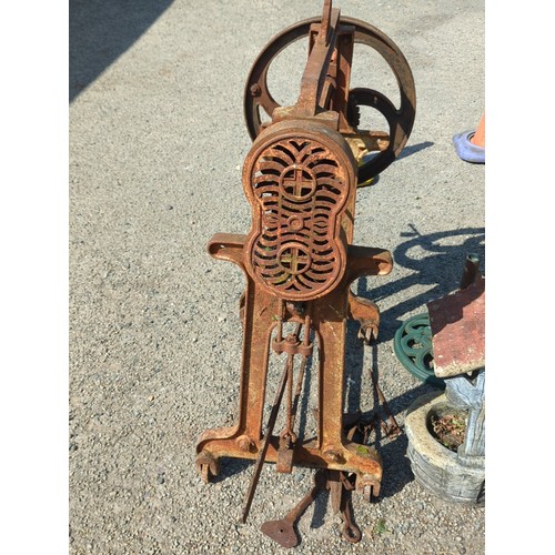 61 - Cast-iron hand-operated mangle or clothes wringer, the frame cast “THE REDDING MFG CO”, with geared ... 