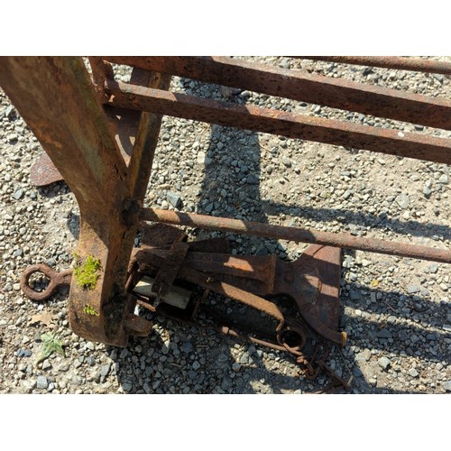 61 - Cast-iron hand-operated mangle or clothes wringer, the frame cast “THE REDDING MFG CO”, with geared ... 