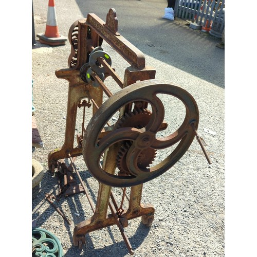 61 - Cast-iron hand-operated mangle or clothes wringer, the frame cast “THE REDDING MFG CO”, with geared ... 