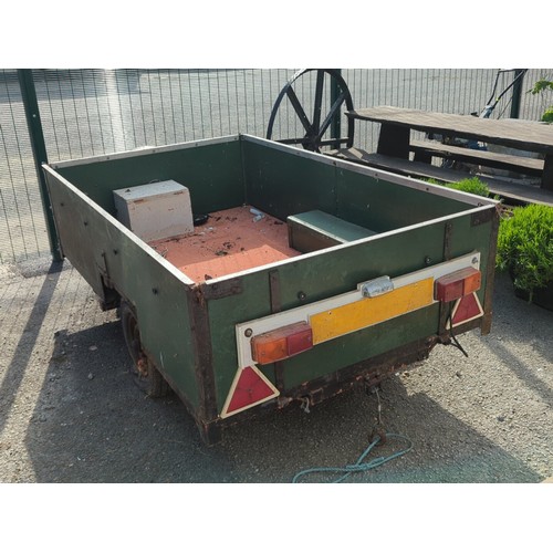 75 - Single-axle utility trailer with green panelled sides and steel frame, open box body with internal s... 