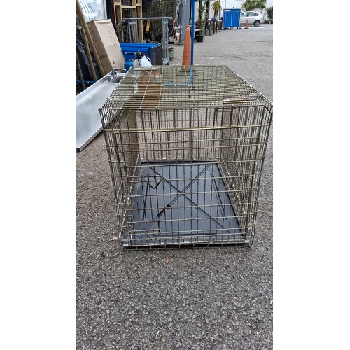 101 - A rectangular wire pet crate in metal with hinged door, carrying handles, and removable black plasti... 
