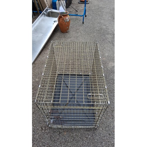 101 - A rectangular wire pet crate in metal with hinged door, carrying handles, and removable black plasti... 