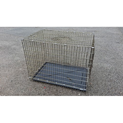 101 - A rectangular wire pet crate in metal with hinged door, carrying handles, and removable black plasti... 