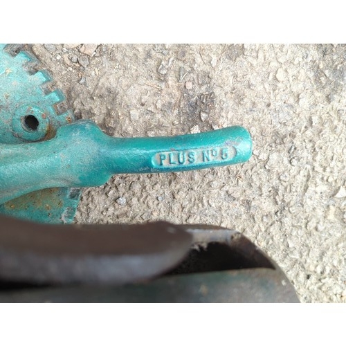 165 - Early 20th century cast-iron hand-operated clay pigeon trap.
