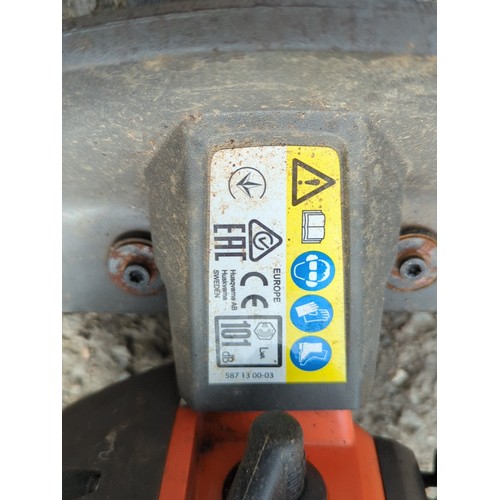 131 - Husqvarna 122HD45 petrol hedge trimmer.