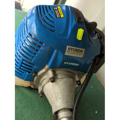 132 - Hyundai HYPT5200X petrol pole hedge trimmer with loop handle and extended shaft, fitted with recipro... 