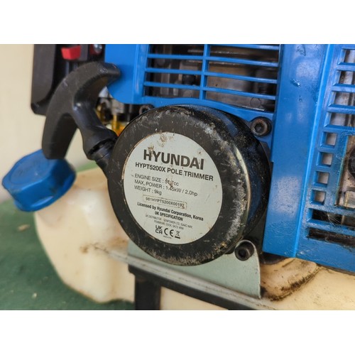 132 - Hyundai HYPT5200X petrol pole hedge trimmer with loop handle and extended shaft, fitted with recipro... 