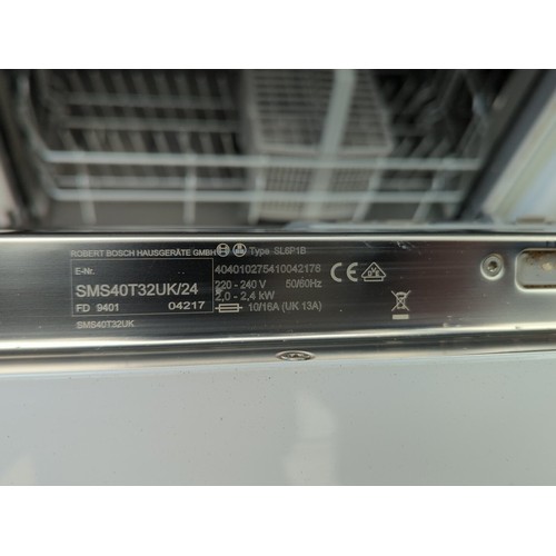 136 - Bosch freestanding dishwasher, model SMS40T32UK/24 (Type SL6P1B); 220–240V, 50/60Hz.