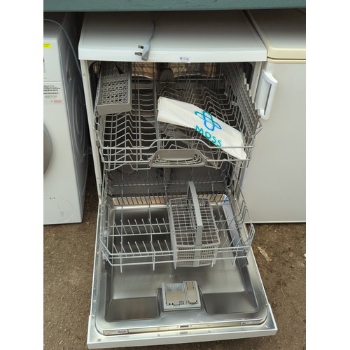 136 - Bosch freestanding dishwasher, model SMS40T32UK/24 (Type SL6P1B); 220–240V, 50/60Hz.