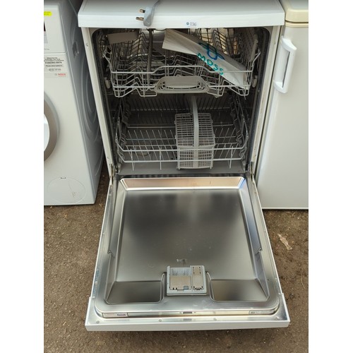 136 - Bosch freestanding dishwasher, model SMS40T32UK/24 (Type SL6P1B); 220–240V, 50/60Hz.