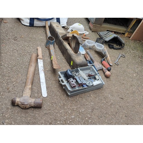 149 - A mixed lot of hand tools and workshop accessories, including a wooden jack plane, ball-pein hammer,... 